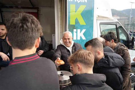 AK Parti’den maçın devre arasında taraftarlara çay simit ikramı